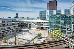  Lightrailstation mit gebogenen, rautenförmigen Glasscheiben 