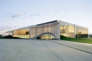  Die formale Orientierung des Dornier Museums, Friedrichshafen, am Gebäudetyp eines Hangars sollte sich auch im Hinblick auf das Klima- und Energiekonzept fortsetzen und trotzdem einen Museumsbetrieb ermöglichen 