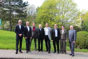  Jury (v. l.): Prof. Dr.-Ing. Harald Kloft, Heiner Farwick, Tom Geister, Prof. Eckhard Gerber, Dr. Bernhard Hauke (Moderation), Christian Schittich, Prof. Uta Graff, MinR Hans-Dieter Hegner 