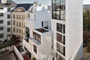  Auf einem 517 m² großen, sehr schwierigen Grundstück entstand ein Ensemble mit einem siebengeschossigen, abgewinkelten “ Vorderhaus „ mit fünf Wohnungen und zwei Hofhäusern, eines fünf, das ­andere zweigeschossig. Die Bruttogeschossfläche beträgt 1700 m² 