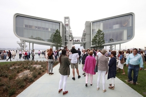  Nordansicht mit dem Blick auf die Haupterschließung (Außentreppe), die die Abteilungen Kunstvermittlung (links) und Kunstausstellung über eine beide Teile verbindende Plattform erschließt 