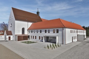  Die drei Betonkuben verweisen auf ehemalige Anbauten der Klosteranlage 