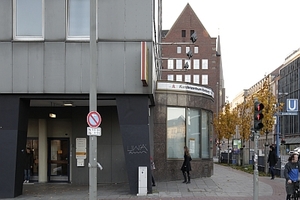  Kundenzentrum Hamburg Mitte an der Steinstraße: Hier wurde in den Bestand hineingearbeitet hinter repräsentativer Fassade mit Naturstein und eloxierten Blechprofilen 