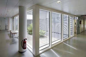  Auf den Pflegestationen gibt es „Servicepoints“, Mini-Bars für die Patienten. Wichtig war den Architekten, dass alle Flurachsen an einem Fenster enden 