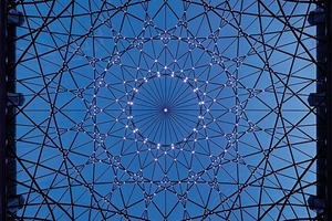  Die Tragstruktur der Kuppel besteht aus einem engmaschigen Netz aus vollen Stahlprofilen  