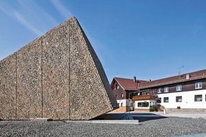  Der Konzertsaal hinter der Granitsteinplattenfassade 