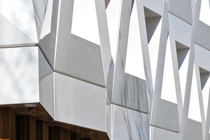  Die neuen, an den Stahlbetonstützen montierten Fassadenteile des 1. und 2. Obergeschosses bestehen aus drei vorgefertigten Schichten: Vorsatzwand, Zellulose-Dämmung und Polyesterplatten  