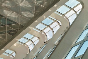  Es wurden zwei verschiedene Glastypen verwendet: Am Übergang vom Dach zur schräg geneigten Fassade ist es das WSG Climaplus Contour und das VSG Stapid Contour. An den drei Gebäudeecken handelt es sich um gebogene VSG-Schalen mit einer selektiven Sonnenschutzbeschichtung und einem Ug-Wert von 1,1 W/m²K 