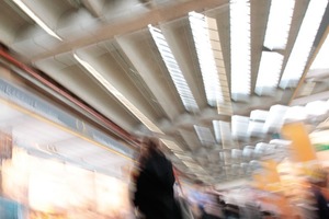  Bewegter Büchermarkt unter dem Dach der Halle 8 in Frankfurt a.M. 