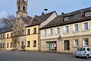  Der Bauherr des Projekts war der Caritasverband für die Erzdiözese Bamberg e.V.; Das kirchliche Wohnungsunternehmen Joseph-Stiftung bekam den Betreuungsauftrag. Das Bauprojekt kostet insgesamt ca. 1,5 Mio. €. Etwa 80 % des Projekts wurden durch Zuschüsse finanziert. Fördergelder flossen von der Regierung Oberfranken, der bayerischen Landesstiftung, der Oberfrankenstiftung, dem Landkreis, der Stadt Teuschnitz und dem Caritasverband Kronach. 20 % werden über die Miet-einnahmen des Bauträgers eingenommen. Fotos: Bestand vor der Sanierung (links), nach der Sanierung mit barrierefreiem ­Zugang (rechts) 