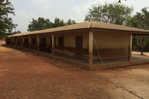  Die bestehende Grundschule in Abetenim mit der typischen gelb-braunen Farbgebung einer staatlichen Schule in Ghana 