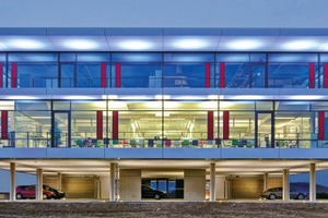  Das transparente Gebäude bietet Arbeitsplätze mit sehr unterschiedlichen Ansprüchen an die Beleuchtung. Mit der Ataro LED-Stehleuchte, die durch den Einsatz von Tageslicht- und Präsenzsensoren auf die Gegebenheiten reagiert, können auch individuelle Beleuchtungsanforderungen erfüllt werden 