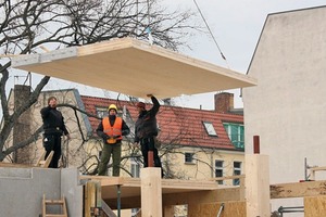  Die Decken über dem 1. OG sind 18 cm star­ke Massivholzdecken, welche auf Unter-zügen in Gebäudelängsachse in der Fassa­-den- und Erschließungsebene aufliegen. Die Unterzüge werden von Holzstützen getragen. Alle Austritte und Balkone sind auskragende Massivholzdecken 