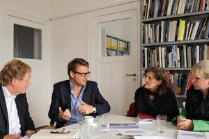  Angeregte Diskussion zum (Heft)Thema "Farbe" in Berlin (v. l.): Burkhard Fröhlich, Riklef Rambow, Beate Bellmann und Sonja Schulenburg 