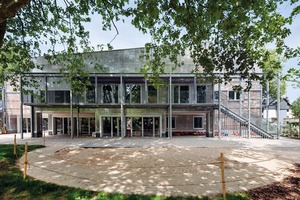  Durch die Aufstockung konnte der große Spielgarten mit seinem alten Baumbestand und der kompletten Spielfläche für den Kindergarten erhalten bleiben  