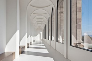  Die wieder geöffnete Loggia im OG mit Blick in die Ausstellung und auf die Karlsaue 