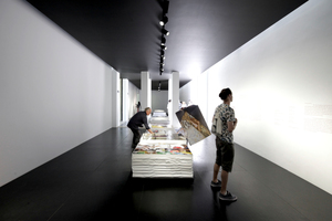  Im österreichischen Pavillon sind die künstlerischen Interventionen von der letztjährigen Kunstbiennale übernommen worden: abgehängte Decken, dunkle Fußböden und ... 