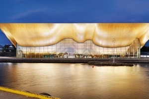  Eine kühn geschwungene Holzfassade ist Erkennungsmerkmal des Kilden Theater- und Konzerthaus am Hafen von Kristiansand. Designtoproduction entwickelte ein parametrisches CAD-Modell, in dem über 14 000 individuelle Bauteile definiert wurden. Die computergesteuerte Produktion konnte beginnen 