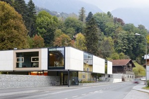  Der barrierefreie Neubau sollte sich, laut Architekt, nicht hinter einer Mauer verstecken ,sondern ganz bewusst Bezug zum Außenraum aufnehmen 