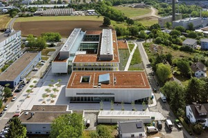  Der Neubau der Chemie Gießen besteht aus einem Praktikumsflügel (I-Gebäude links), einem sich anschließenden Institutsbereich (C-Gebäude) und einem Hörsaalgebäude (Kubus Vordergrund)“ 