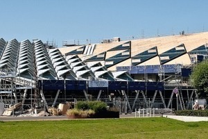  Die Architekten schufen ein homogenes und koherentes Gebäudevolumen bei dem die Fassade fließend ins Dach übergeht 