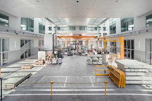  Die Versuchshalle im Herzen des Gebäudes ist stützenfrei, mit zwei Kränen frei bespielbar und durch die Anordnung auf Ebene der Industriestraße über Fahrgassen mit Lastwagen einfach befahrbar. Die Halle wird mit Stahlfachwerkbrücken in Quer- und Längsrichtung überspannt 