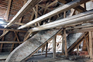  Abb. 7: Dachraum des Prälatenstocks mit den auf Unterkonstruktion verzogenen Kaminen  
