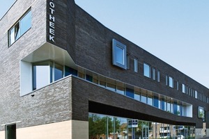  Für die Fassade wurden zwei unterschiedlich Materialien verwendet. Beigefarbene Ziegel „Bergheim FO“ für den Gebäudesockel und dunkelbraune Klinker „Alt Berlin BU“ für das Obergeschoss 