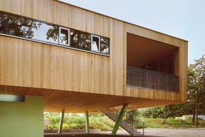  Der schwebende Baukörper ist eine Holz-Mischkonstruktion. Die Wände sind in Holzständerbauweise, die Decke als kreuzweise verleimte Dickholzplatte konstruiert 
