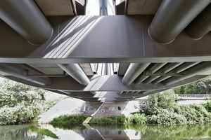  Die Brückenuntersicht zeigt die Brücke als integrale Konstruktion: Versorgungsleitungen wurden als Verbundträger interpretiert 