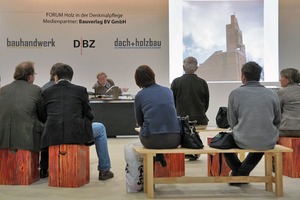  Besucher während eines Vortrages im Forum „Holz in der Denkmalpflege“  