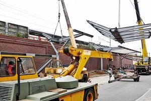  Das Tragwerk besteht aus mehreren hintereinander stehenden, eingespannten Stützen aus Rohrprofilen. Die Lagerung auf den Pfahlköpfen erfolgt über ein angeschweißtes Fußdetail. Der Knotenpunkt (oberes Ende der Stützen) besteht aus einem Gussformteil 