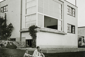  Ilse May mit Söhnen Klaus und Thomas, Wohnhaus May, Frankfurt-Ginnheim, 1928
  