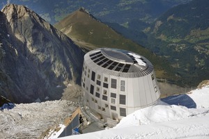  Wie die Monte Rosa Hütte in den Walliser Alpen ist die Refuge du Goûter als energieautarkes und ökologisches System konzipiert. Wärme und Strom werden aus Sonnenenergie erzeugt, Schnee zu Wasser geschmolzen und Abfall und Abwasser so weit wie möglich reduziert 