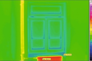  Ungedämmtes Mauerwerk ist bei niedrigen Außentemperaturen kühl. Die Grüntöne zeigen ungünstiges Wärmedämmverhalten auf, warme Elemente wie Heizkörper erscheinen gelb bis tiefrot 
