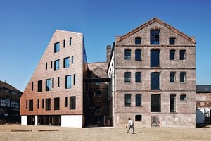  Die heutige Lösung: Pollard Thomas Edwards architects rezitieren mit der Fassadengestaltung des Neubaus den Altbau. Das dabei verwendete Ma-te­rial Corten-Stahl erhält über die Zeit ebenso eine Patina wie der Altbau 