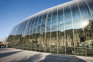  Bei der Erweiterung des Straßburger Bahnhofs wurde eine bogenförmige Stahl-Glas-Konstruktion mit einfach gekrümmten Scheiben raumbildend vor der historischen Fassade angeordnet 