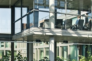  In die Kanzel im 3.Obergeschoss des Atriums fällt natürliches Tageslicht ein. Sonne und Licht schaffen einen angenehmen Ort zum arbeiten 