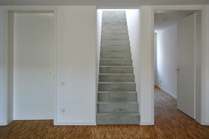  oben: Erste Ebene Maisonette (4. OG) mit Betontreppe nach oben 