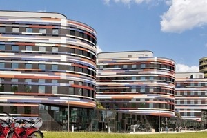  Die rund 27000, mit einer halbtransparenten Glasur versehenen Keramikplatten stammen von NBK. Die Glasuren wurden 3-seitig, bei den absturzsichernden Keramikbändern vor den Fenstern 4-seitig aufgebracht. Die Paneele wurden zum einen Teil in eine Aluminium-Unterkonstruktion eingehängt, zum anderen Teil als vormontierte Fassadenelemente angebracht 