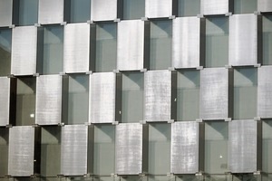  Die Veredelung des verwendeten Glases mit dem Sefar Architecture Vision-Gewebe garantiert Sonnenschutz durch die Reflexionseigenschaften der Aluminiumbeschichtung, ohne die Durchsicht einzuschränken 