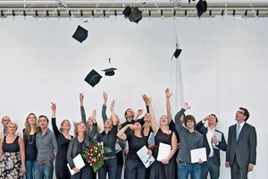  Prof. Jan R. Krause (r.) mit Masterstudenten an der Hochschule Bochum 