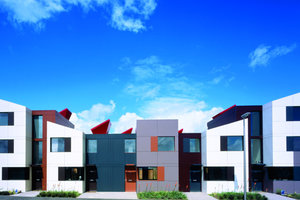  Preiswerte Konstruktionen und die Umweltfreundlichkeit der Häuser zeichnet die neue Wohnsiedlung aus. Der knallrote Ökohut ist eine Besonderheit, da in ihm ein richtig kleines Öko-Kraftwerk steckt 