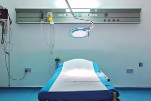  TRILUX Medical installierte im Wartebereich eine Lichtdecke, deren weiße, rote, grüne und blaue Leuchtstofflampen mittels einer Lichtsteuerung eine angenehme Atmosphäre schaffen. In der Endoskopie wurden Versorgungseinheiten, Raumbeleuchtung und ein Deckenversorgungssystem installiert. Darüber hinaus erhielt die Tagesklinik eine ansprechende Beleuchtung, die das Wohlbefinden von Patienten und medizinischem Personal fördert 
