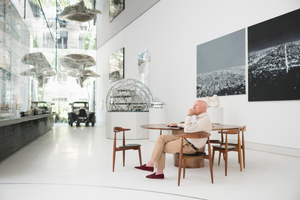  Norman Foster im gläsernen Pavillon seiner Stiftung in Madrid 