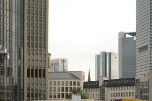  Rechts vom Tower 185: OpernTurm und sanierte Deutsche Bank 