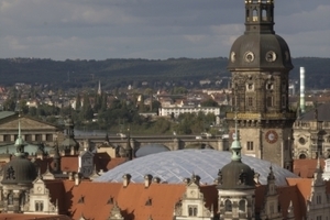  Über das Dach des Kulturpalastes auf das Residenzschloss mit seiner Glaskuppel (Kulka, Köln) 