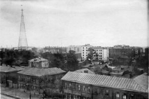  Unbekannter Fotograf, Blick vom Donskoy Kloster auf den Wohnblock im Gebiet der Uliza Chawskaja/Uliza Schabolowka und den Funkturm, 1929Fotografie, 11,5 x 16,9 cm 