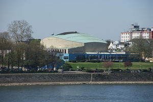  In die Jahre gekommen, weiterer Sanierungen harrend, die Beethovenhalle vom Rhein aus gesehen (2010) 