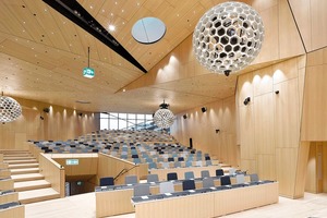  <div class="9.6 Bildunterschrift">Das Stuhlführungssystem sorgt nicht nur im Konferenzsaal der WIPO in Genf für geordnete Stuhlreihen, es wurde unter anderem auch im Bonner Bundestag und im Parlament von Hong Kong eingesetzt</div> 